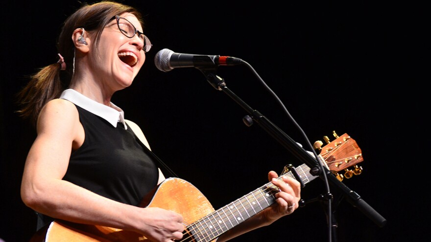 Lisa Loeb.