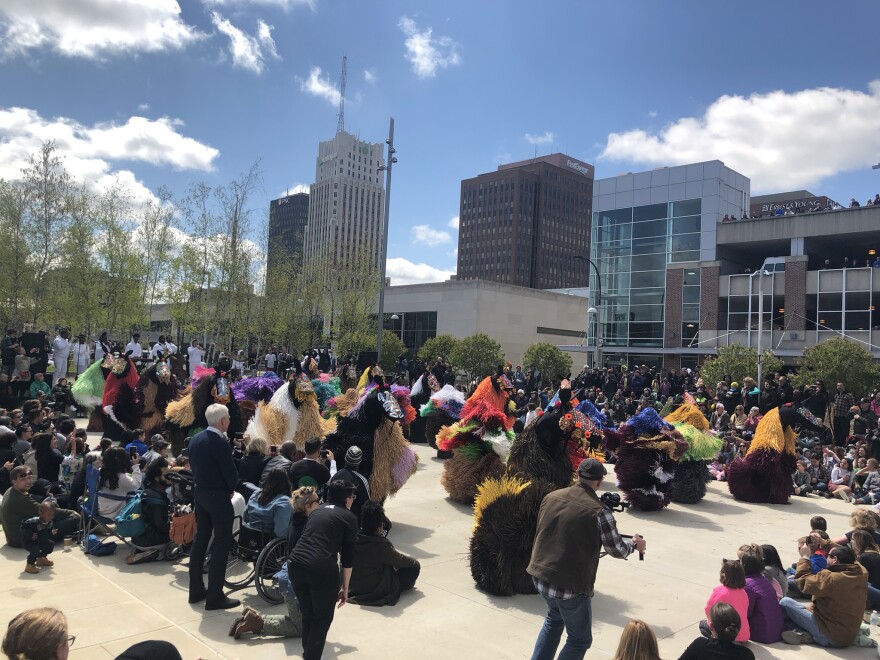 photo of Heard performance outside the Akron Art Museum