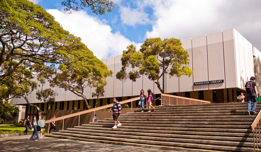 UH Mānoa students around the Hamilton Library.