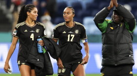 Chantelle Swaby, de Jamaica, a la izquierda, y su hermana Allyson salen del campo luego de enfrentarse a Francia en la Copa Mundial Femenina en el Estadio de fútbol de Sídney, Australia, el 23 de julio de 2023. Las hermanas han jugado juntas con las Reggae Girlz durante los pasados cuatro años.