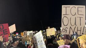 Un cartel en una protesta en Merrimack contra la propuesta de un centro de procesamiento de inmigrantes detenidos por el ICE, el 8 de enero de 2026. La propuesta formaba parte de un borrador del plan obtenido por el Washington Post en diciembre. Funcionarios municipales y estatales afirmaron no haber recibido información del gobierno federal sobre la propuesta.