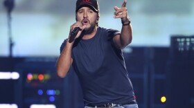 Luke Bryan performs
