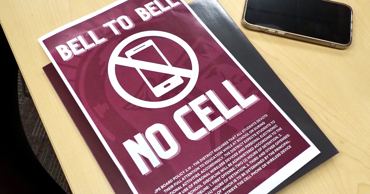 Lawmakers advance bill to make Oklahoma’s statewide school cell ban permanent