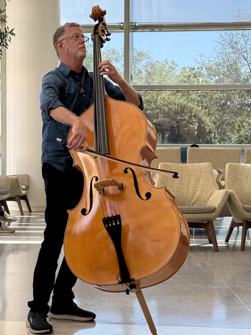 Un hombre tocando el contrabajista