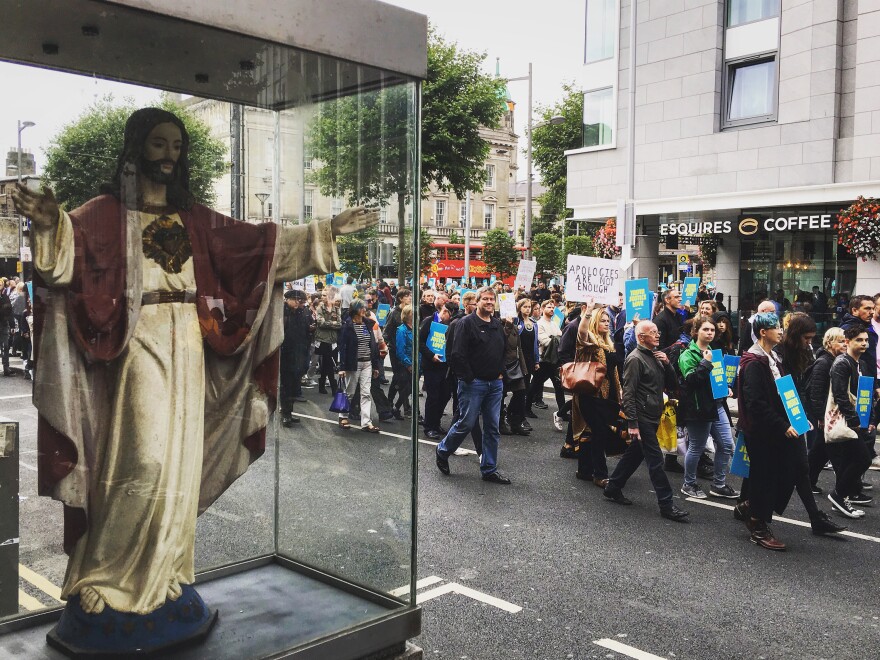 More than 1,000 people demonstrated for justice for church abuse victims in Dublin on Sunday as Pope Francis celebrated Mass across town.