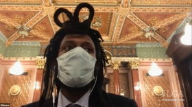  State Sen. Mike Simmons, D-Chicago, makes his case for amendment 1 to SB817 in the General Assembly. The bill would impose funding penalties on schools that keep policies in place that apply dress codes to hairstyles.