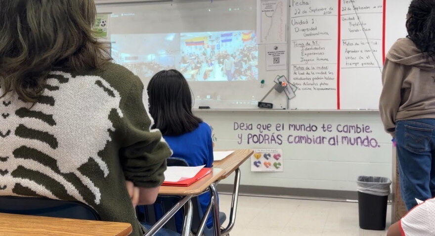 La frase, “Deja que el mundo te cambie y podrás cambiar al mundo”, que tiene al frente de su salón de clases. Foto por: Isabela Reinoso.