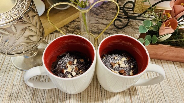 Mugcakes, with hazelnut spread and powdered sugar.