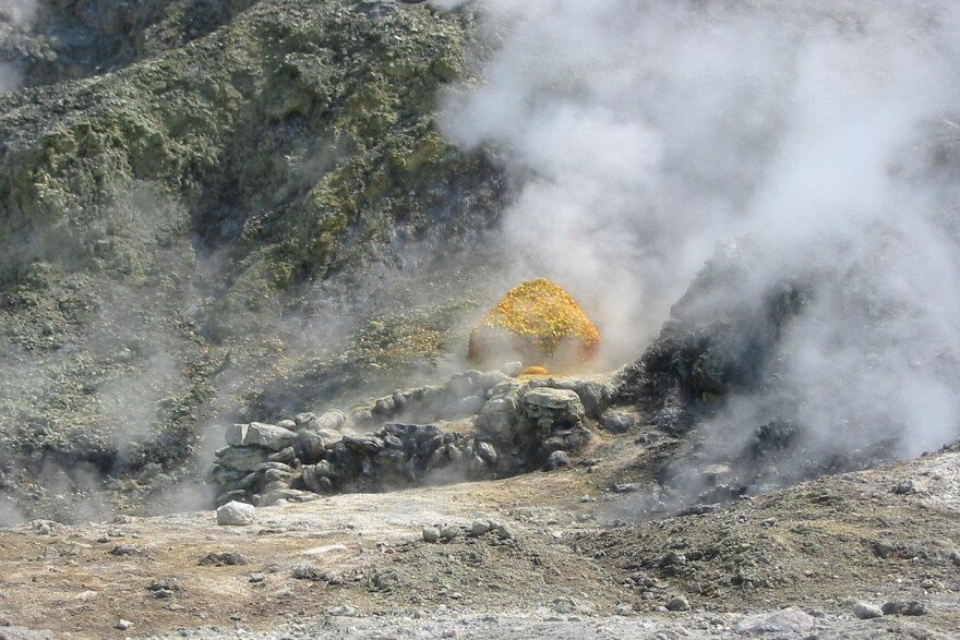 The Campi Flegrei volcano in Phlegraean Fields, Italy. (Donar, Reiskoffer, Wikimedia Commons)