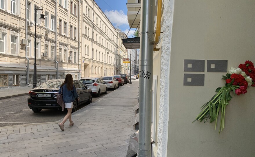 Flowers hang next to newly installed plaques on the Moscow apartment building where Ksenia Polunina grew up. The Last Address group has installed more than 900 plaques on apartment buildings across the former Soviet Union, memorializing residents who were unjustly arrested and murdered by Stalin's security services.