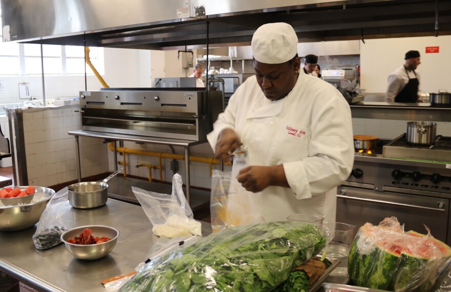 Lewis, una reclusa en la competencia, preparando parte del platillo de su equipo. Foto por: Candy Fontana Verde.