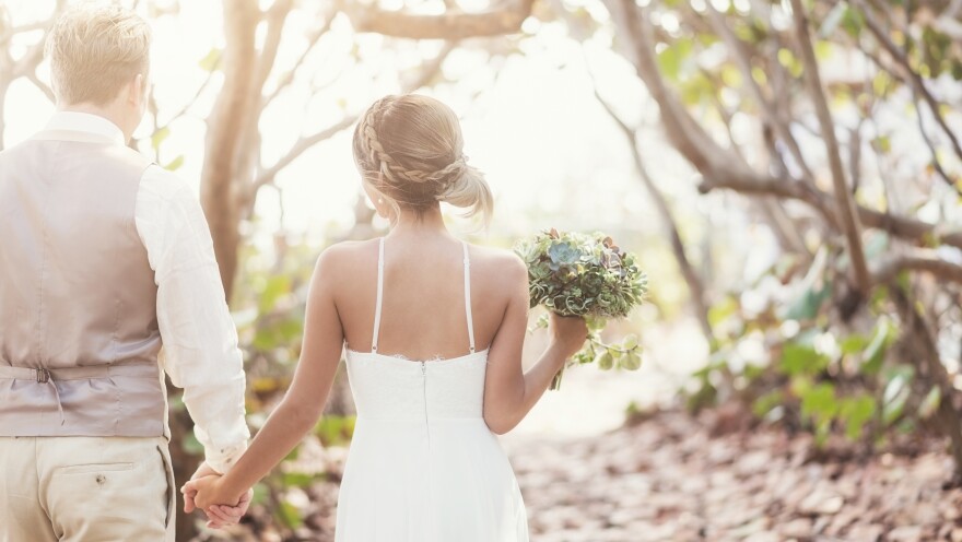 Shifts in temperature are leading to shifts in the wedding industry as bakers, photographers, florists and the couples they serve think about how to beat the heat on this all-important day.