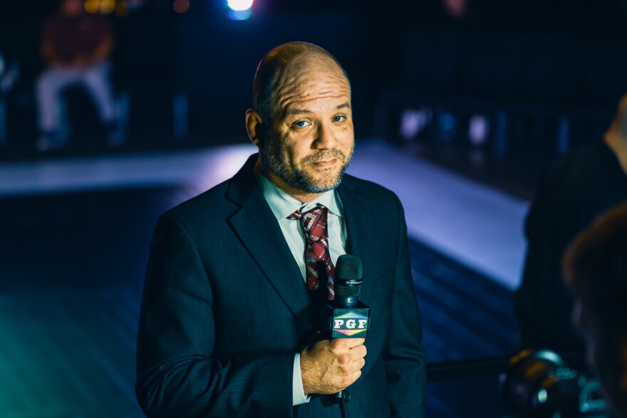 Основатель Федерации профессионального рестлинга Брэндон МакКахгрин комментирует финал пятого сезона PGF в церкви BComing в Декейтере, штат Алабама, 4 ноября 2023 года.