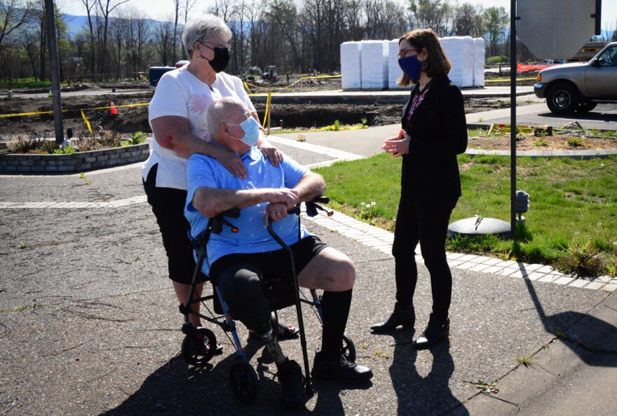  Judy and Tony Baalman, left, speak with Gov. Kate Brown at the Mountain View Estates Mobile Home Park in Talent. Most of the homes in this park were destroyed in the fire, including theirs.