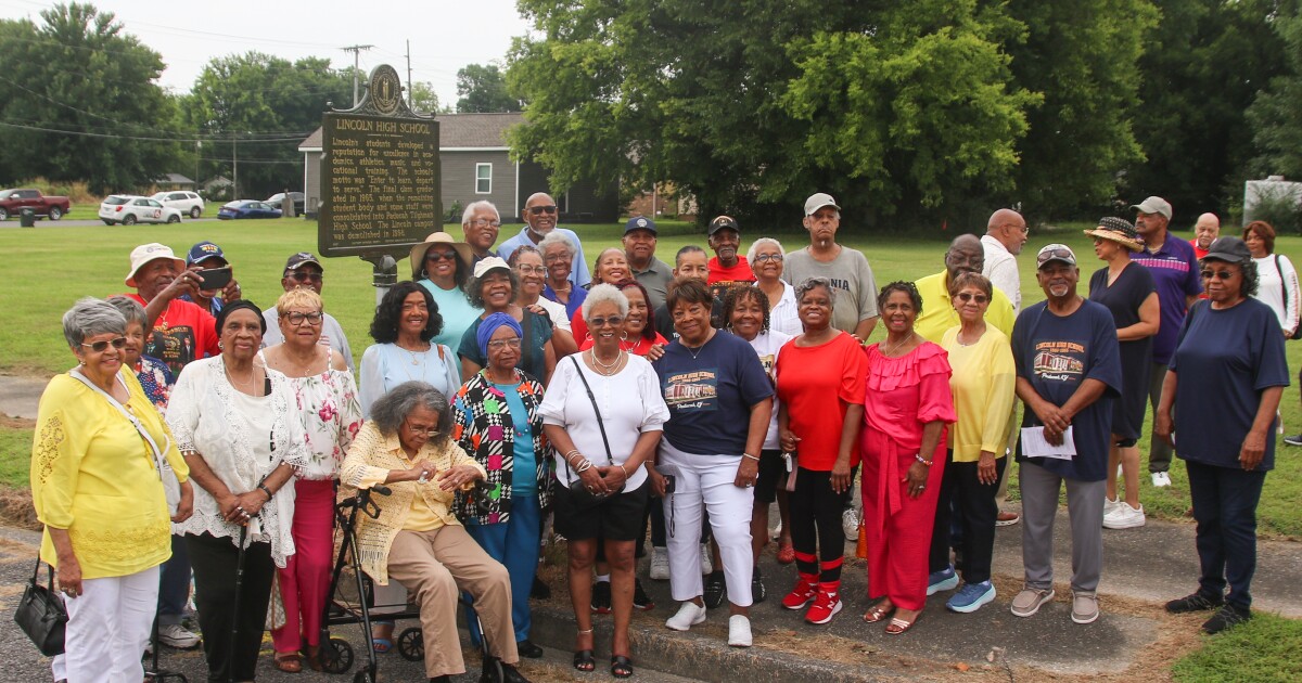 Historical marker detailing legacy of Paducah's Lincoln High School unveiled at former site