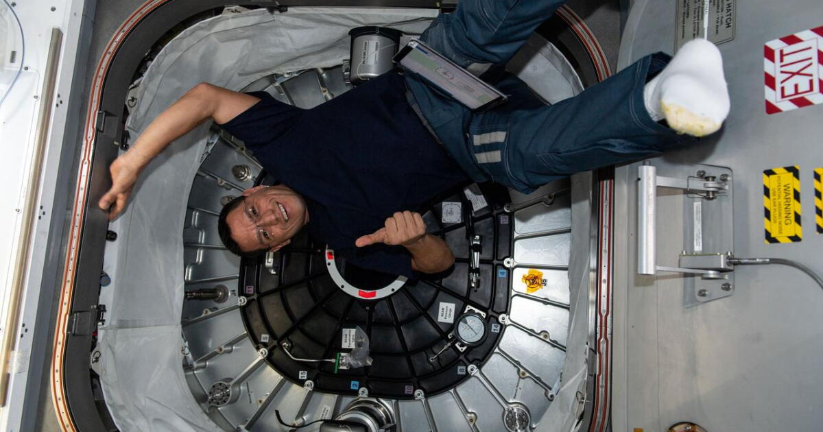 Record-setting NASA astronaut returns to Earth after 371 days in space