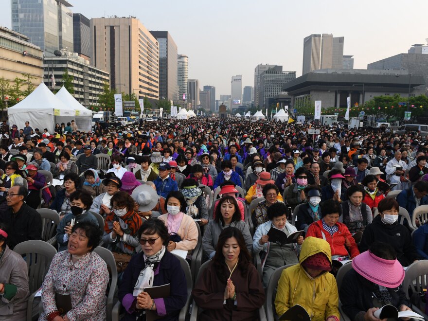 Buddhist followers attend a rally in Seoul to pray for the success of the Inter-Korean Summit.