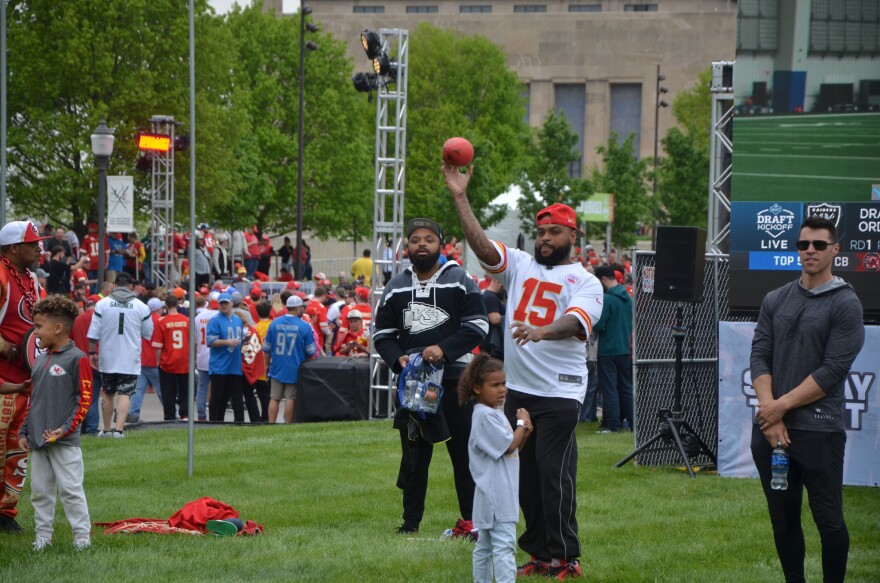  Dominique Swinney tosses a pass to one of his children.