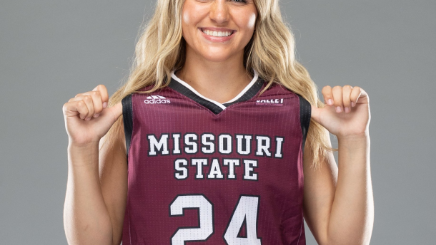 Kaemyn Bekemeier poses for Lady bears basketball 2025-26 season photo