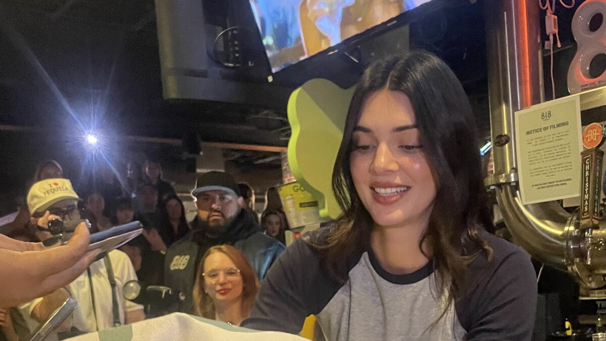 Kendall Jenner serves drinks at Gainesville bars promoting 818 Tequila - Vimarsana News