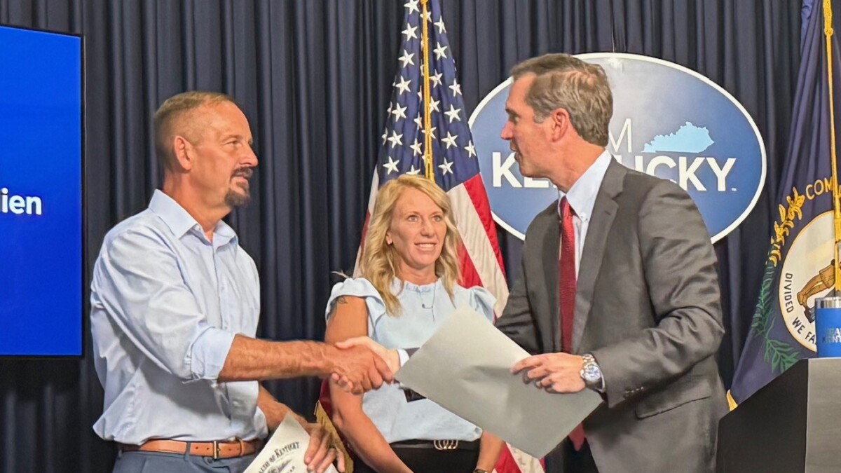 Kentuckians credited with saving a state trooper day of a mass shooting recognized by Governor