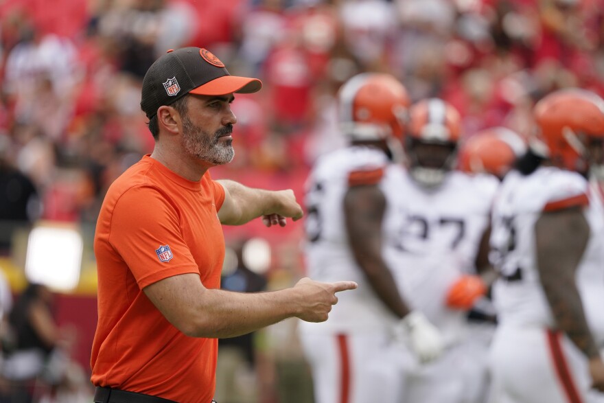 Cleveland Browns head coach Kevin Stefanski points left as Browns players talk in the background before the start of an NFL preseason football game between the Cleveland Browns and Kansas City Chiefs Saturday, Aug. 26, 2023, in Kansas City, Mo.