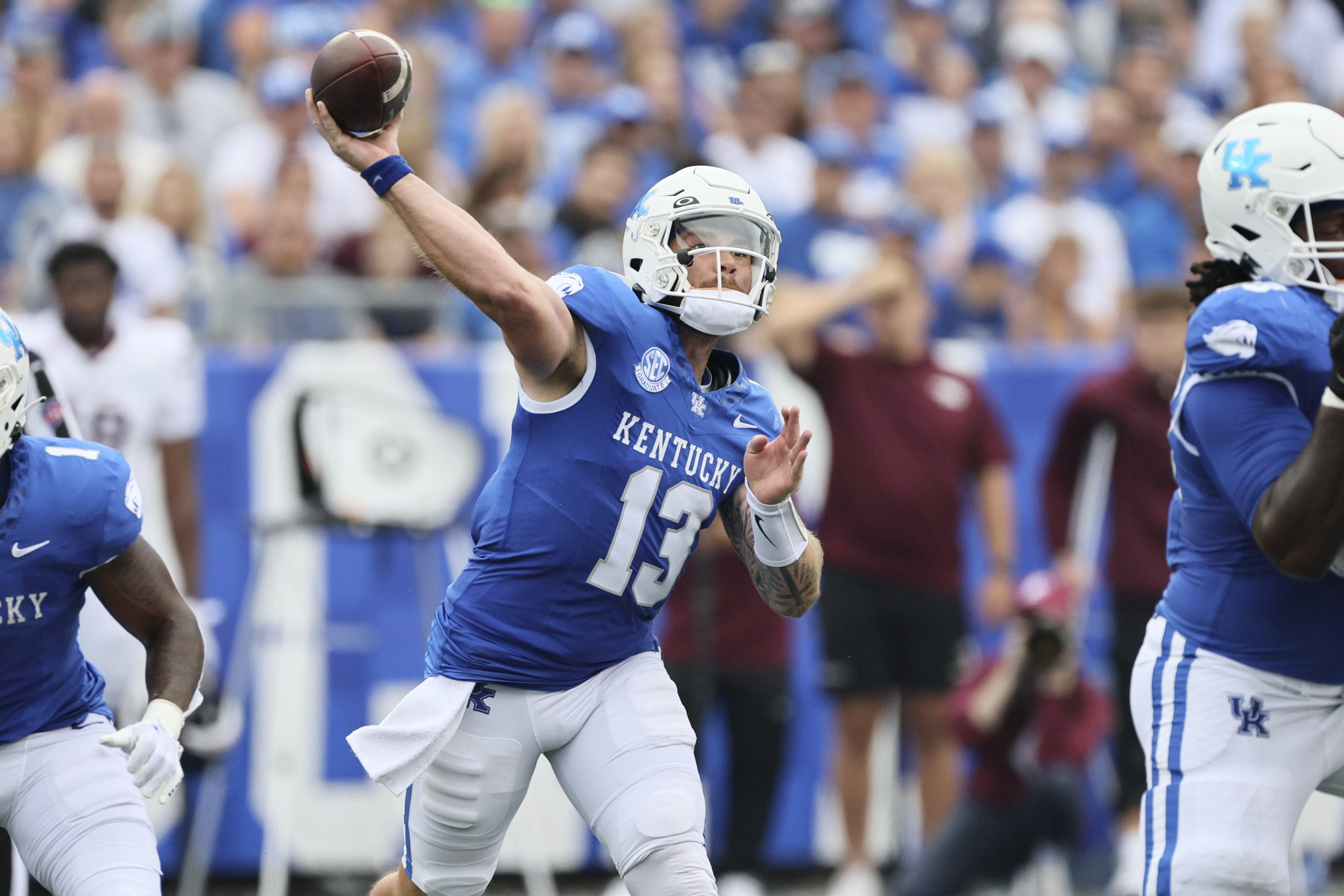 Devin Leary throws for 4 TDs and Kentucky rallies twice to outlast Eastern  Kentucky 28-17