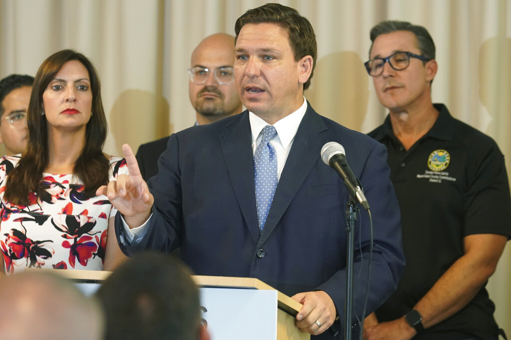 The DeSantis administration faces a lawsuit over migrant flight records - Vimarsana News