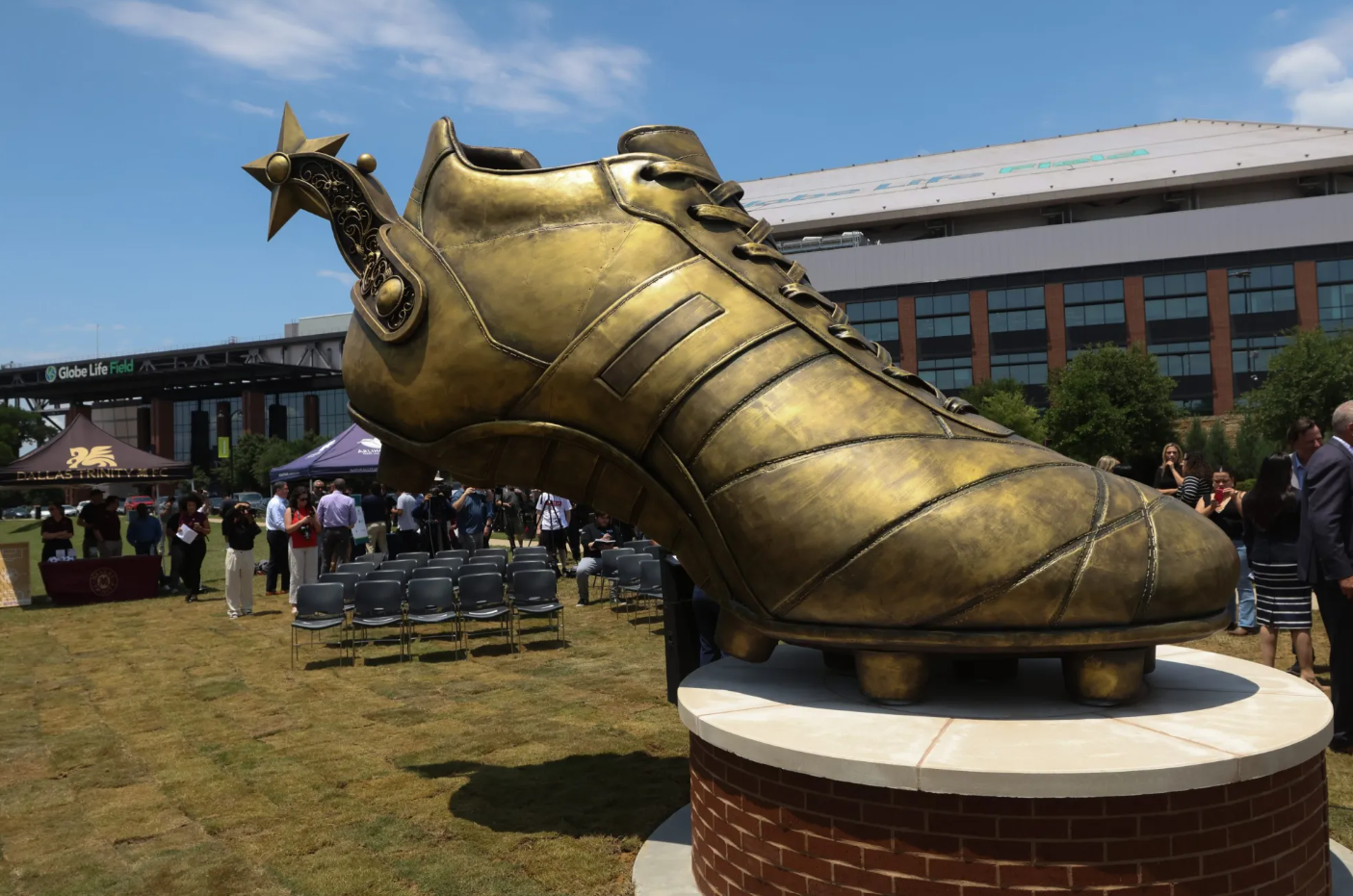 ア・ワールド・オブ・フールズ Texas-sized Golden Boot statue kicks off countdown to World Cup in
