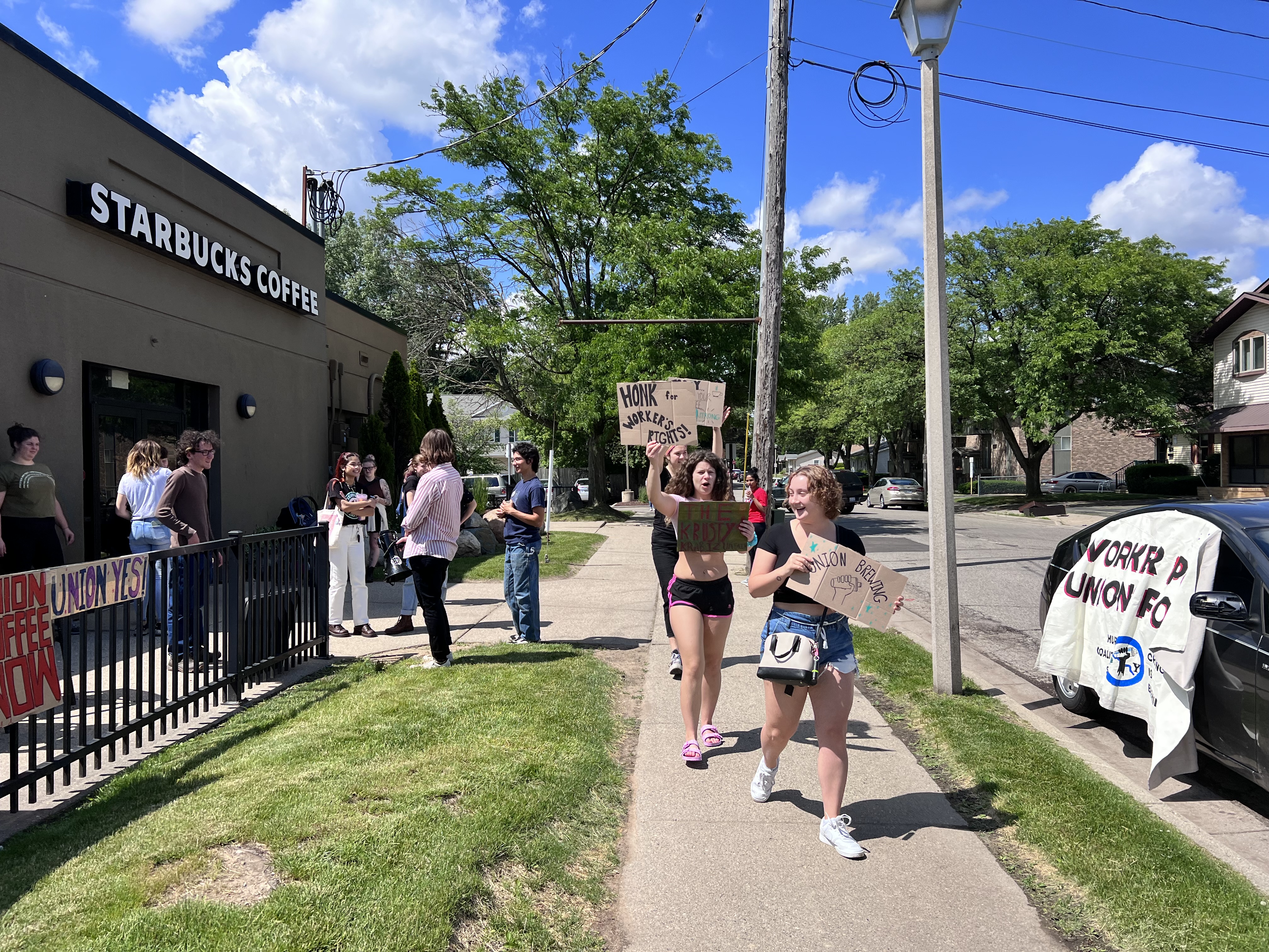 Two Greater Lansing Starbucks stores vote to unionize - Vimarsana News
