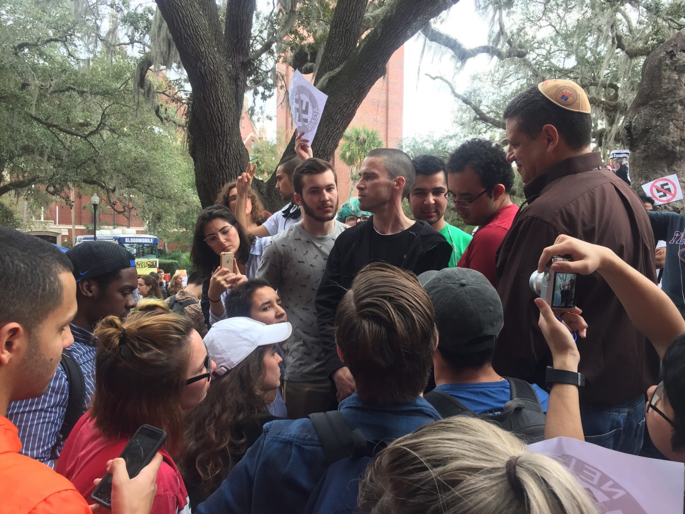 トップス undercover transforming anarchy swastika Columbia Teachers College: Professor finds swastikas spray-painted