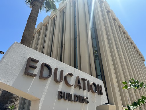 Modernes Regierungsgebäude, das die Bildungsbehörde symbolisiert