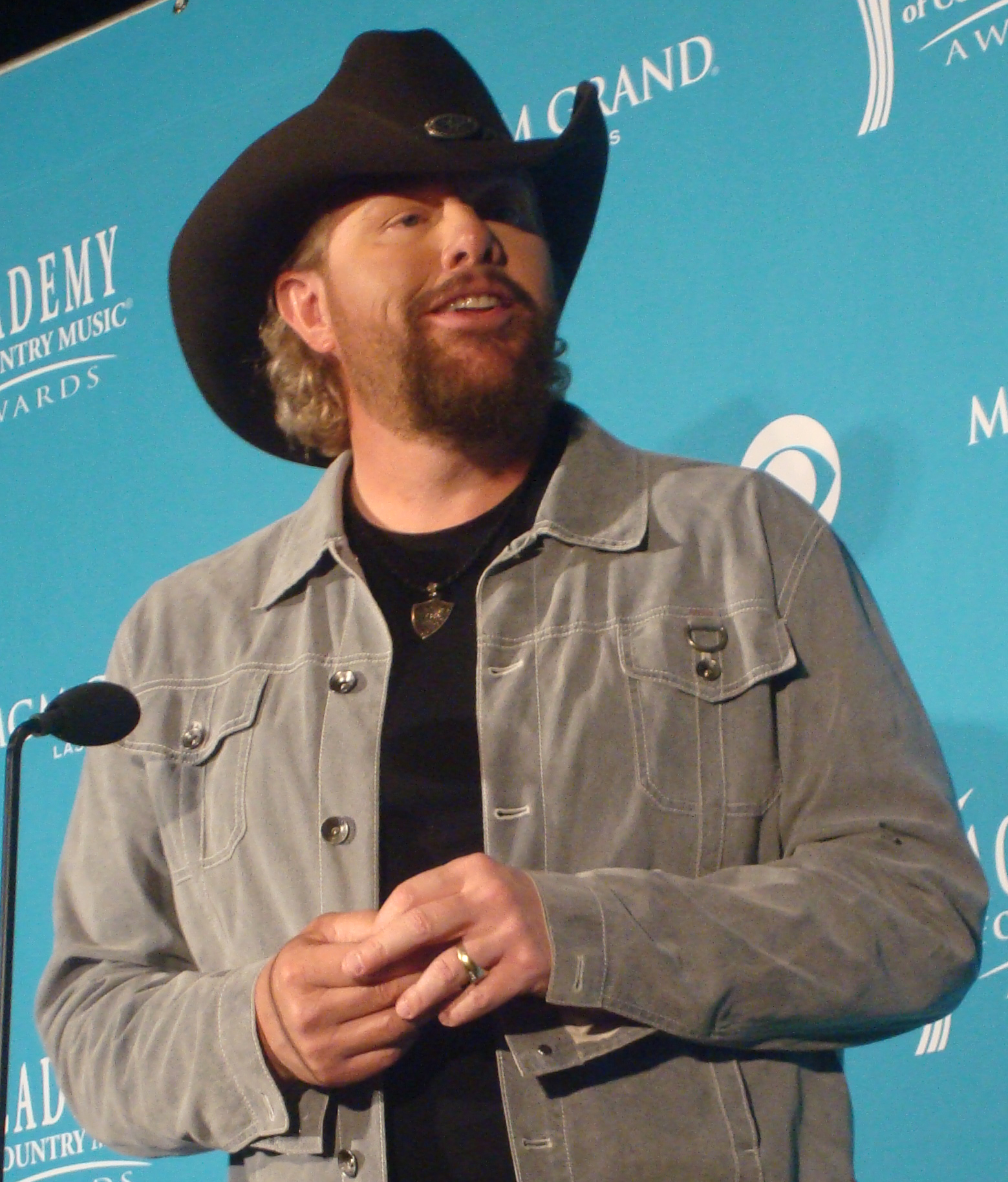 toby keith chew tobacco Following the heartbreaking news of Keith's passing, medical experts highlight the importance of recognizing early signs of stomach cancer >>> https://go.countryrebel.com/TobyKeithCancerSymptoms Gettin' ready for the AT&T