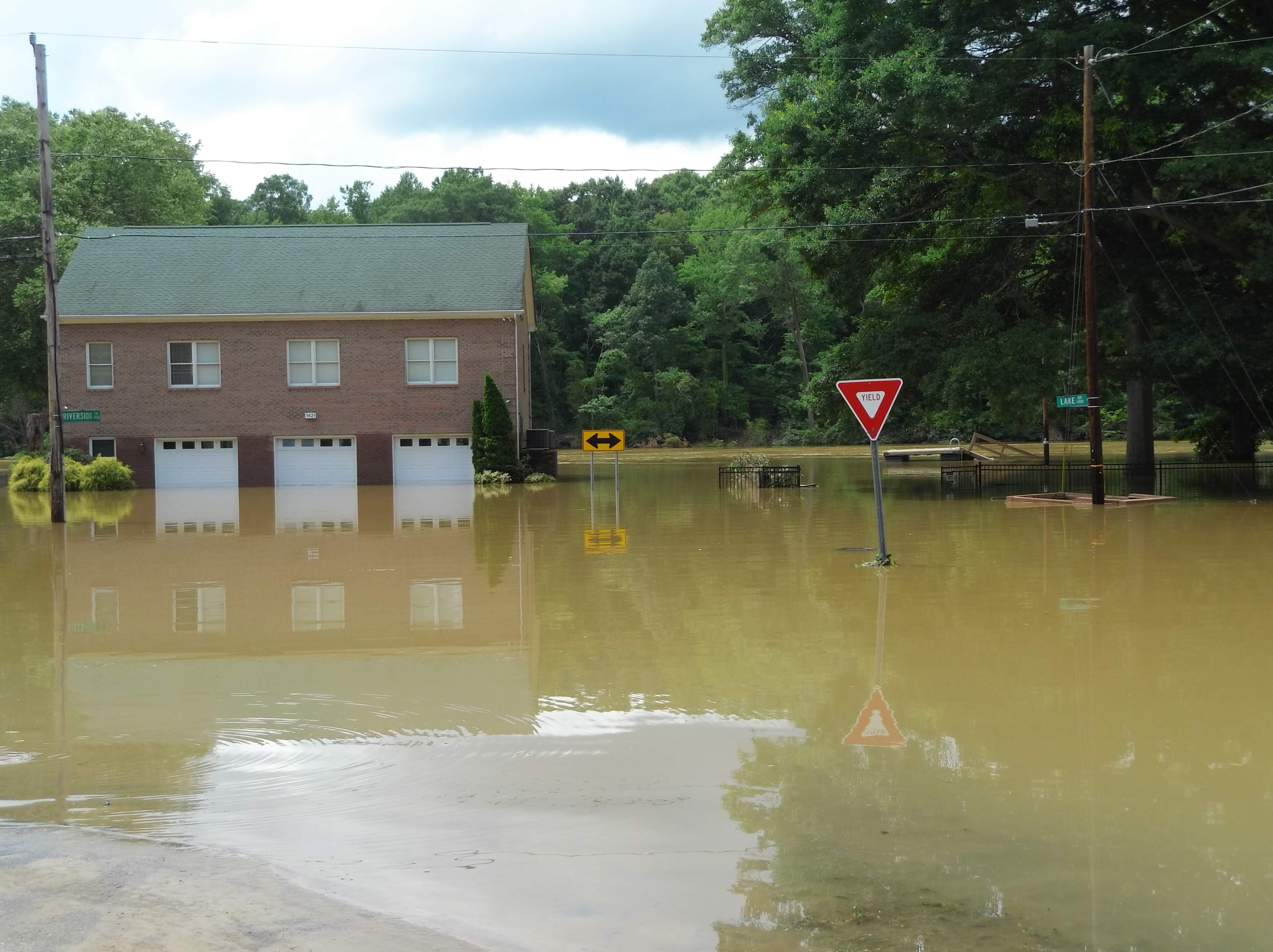 MAJOR flooding is ongoing near Levi Jackson in Laurel County! Multiple homes  are completely surrounded by water. #kywx 📸: Johnnie Nicholson, image size:4000x2992