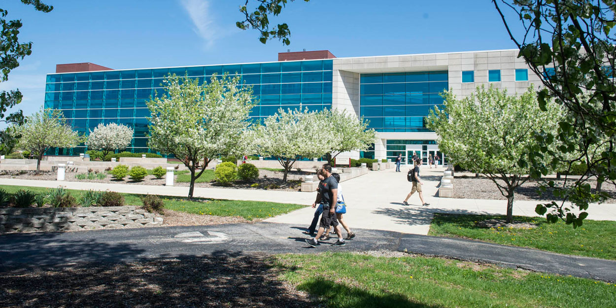 Đối với Engineering & Technology, SIUE xây dựng chương trình theo hướng thực hành với các dự án thực tế và hệ thống phòng lab hiện đại.