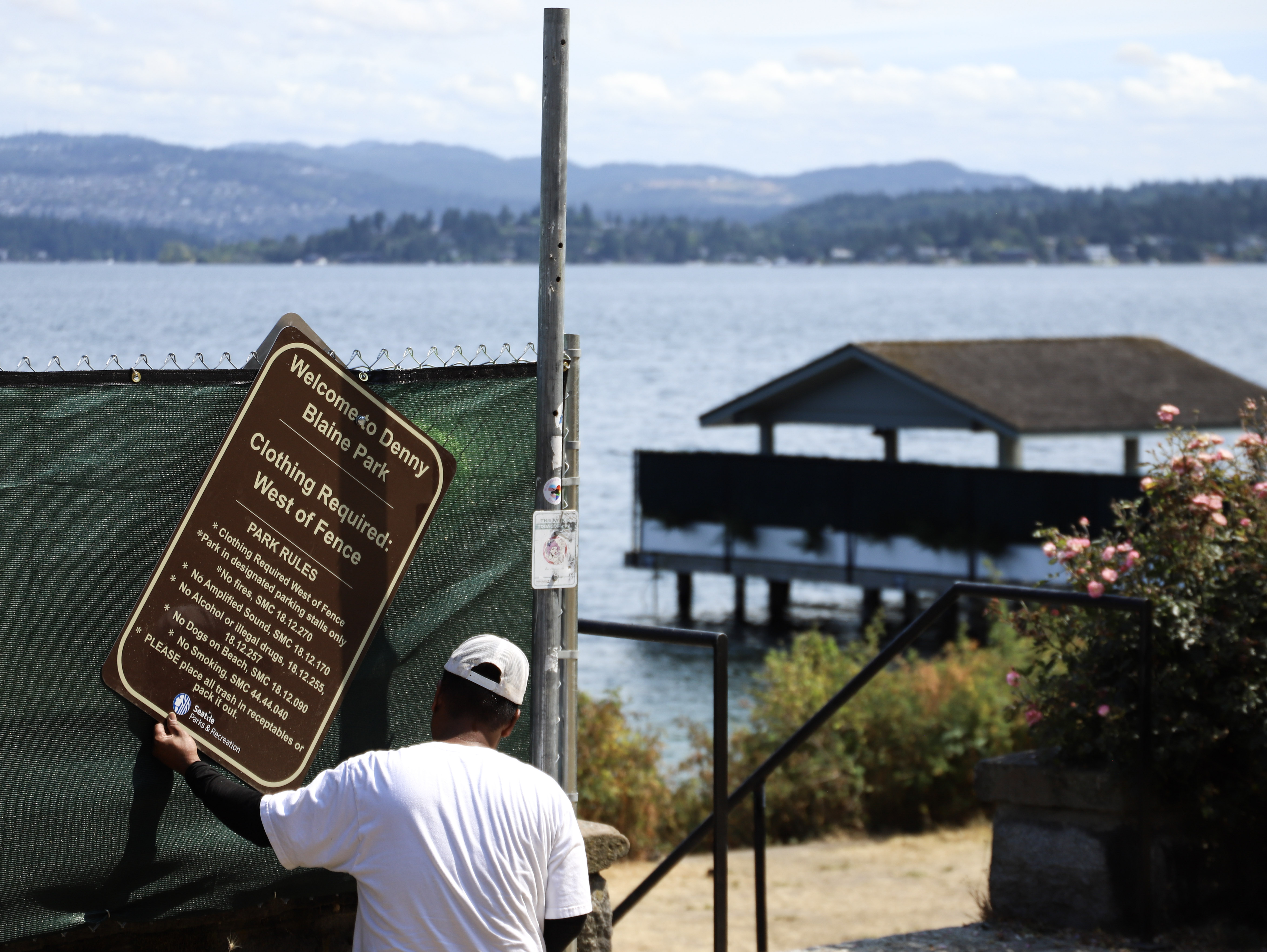 معاينة الرابط — Seattle installs visual barrier at Denny Blaine, breaks park into naked, clothed sections