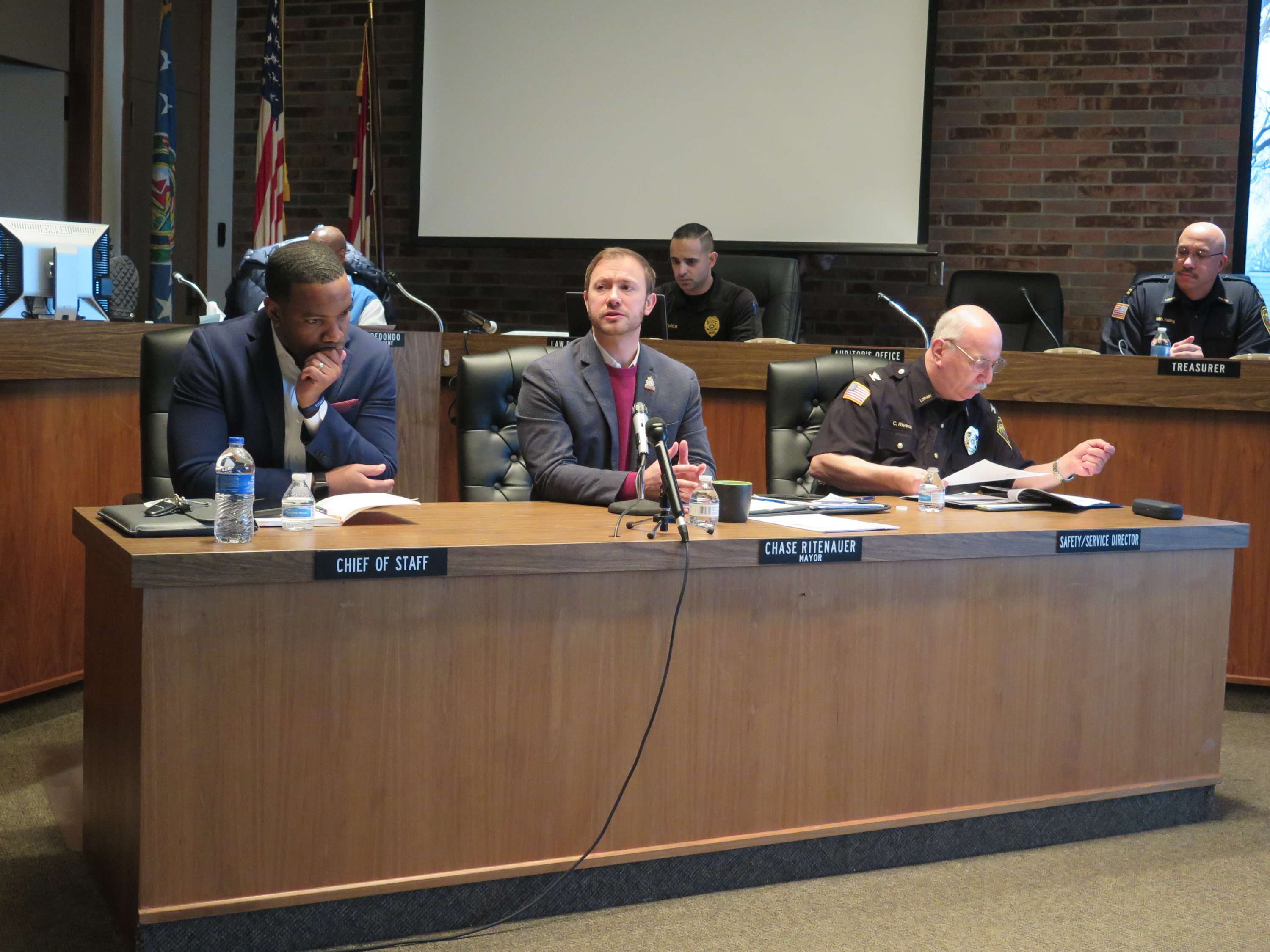 Line of hundreds in front of Lorain Income Tax Department for hearing at  same time | Fox 8 Cleveland WJW, image size:3000x2250