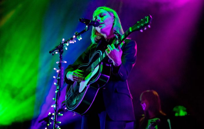 Phoebe Bridgers ツアーピック 6bf4a000-0610-471e-8e42-