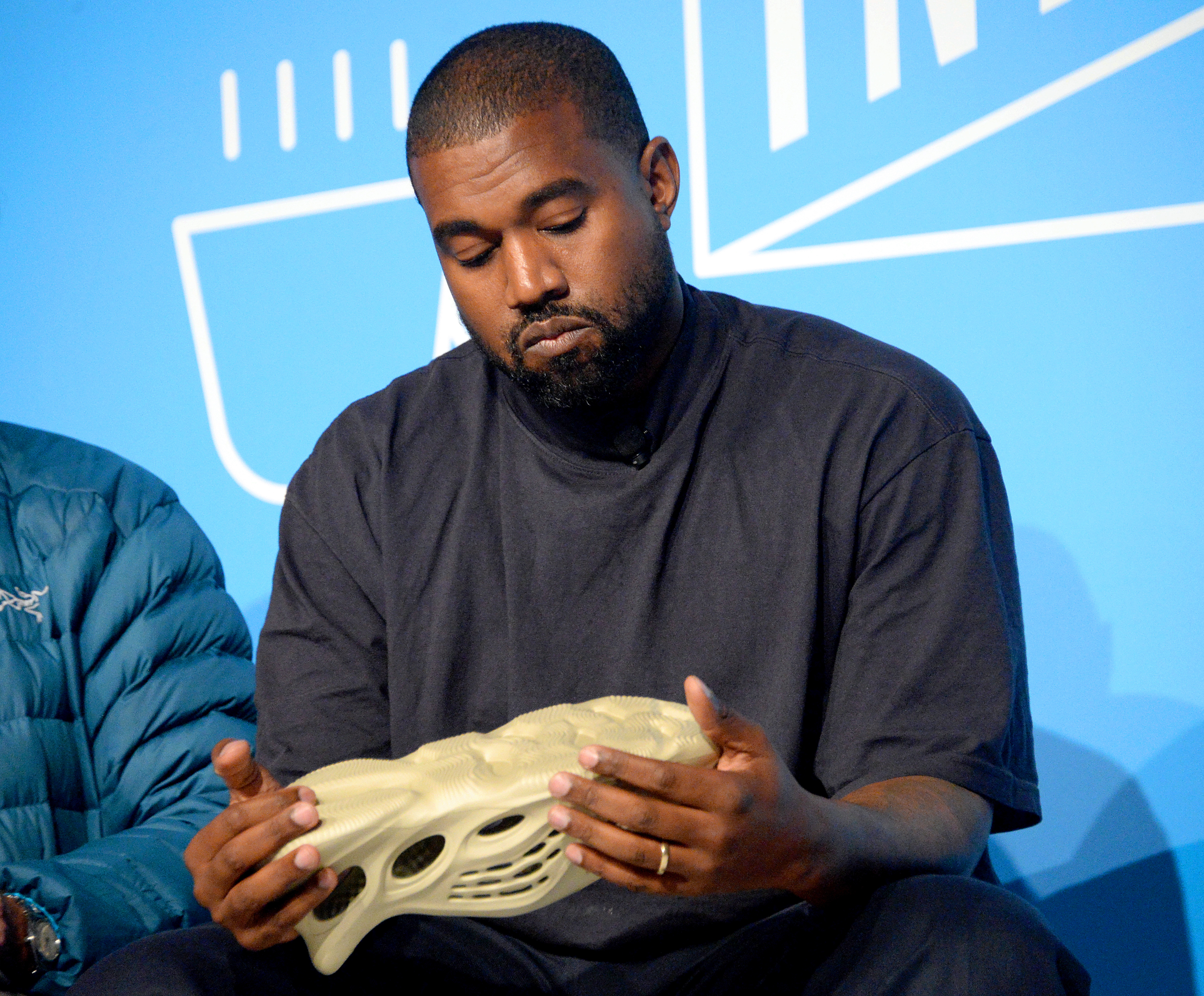 ミュージック KANYE WEST UNAUTKORIZED Skechers says Kanye West was escorted out of its offices