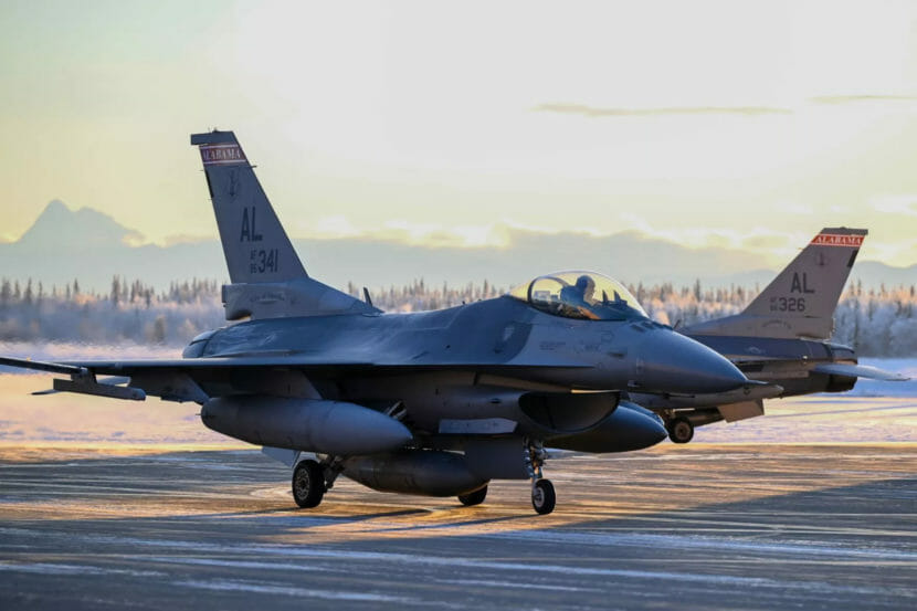 エアファイターF16F22 The Air Force is swapping out Eielson's aging F-16 fighter jets